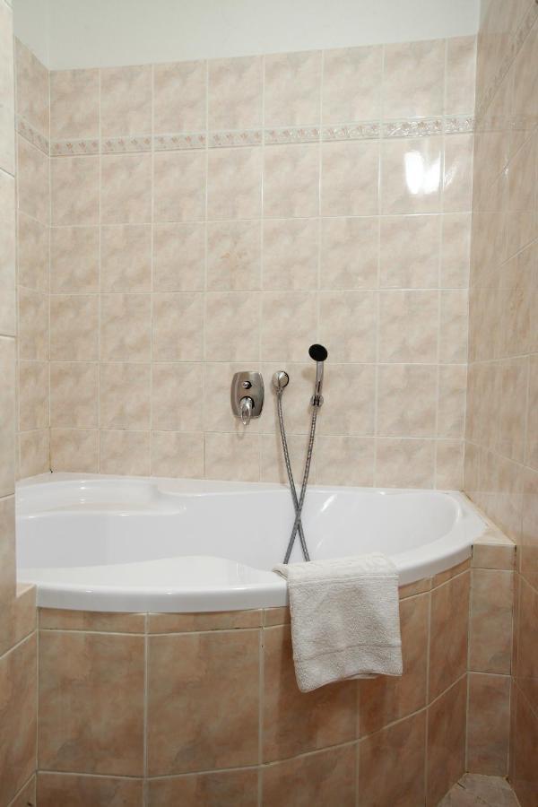 Hotel Slavie Klášterec nad Ohří Kültér fotó